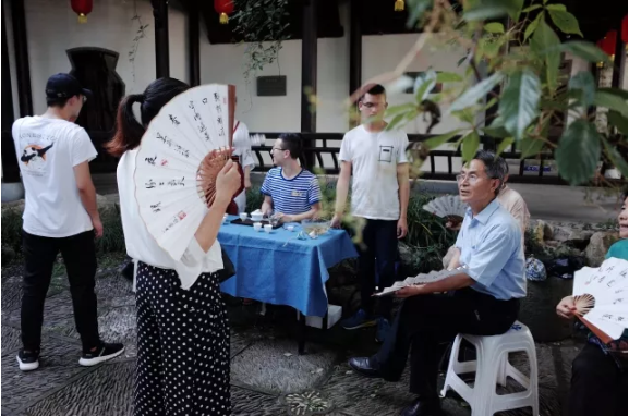一朝沐杏雨，終身感師恩