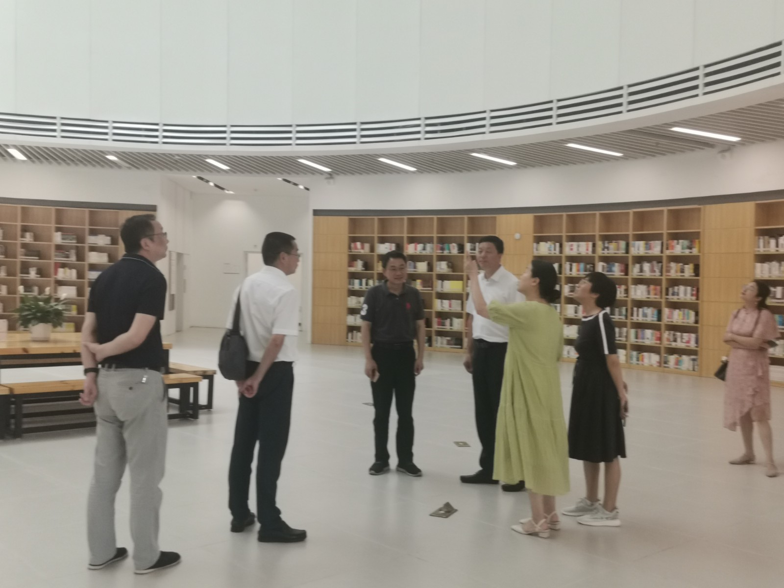 我院黨委書記汪漢新帶隊赴江西陶瓷工藝美術職業技術學院參觀交流