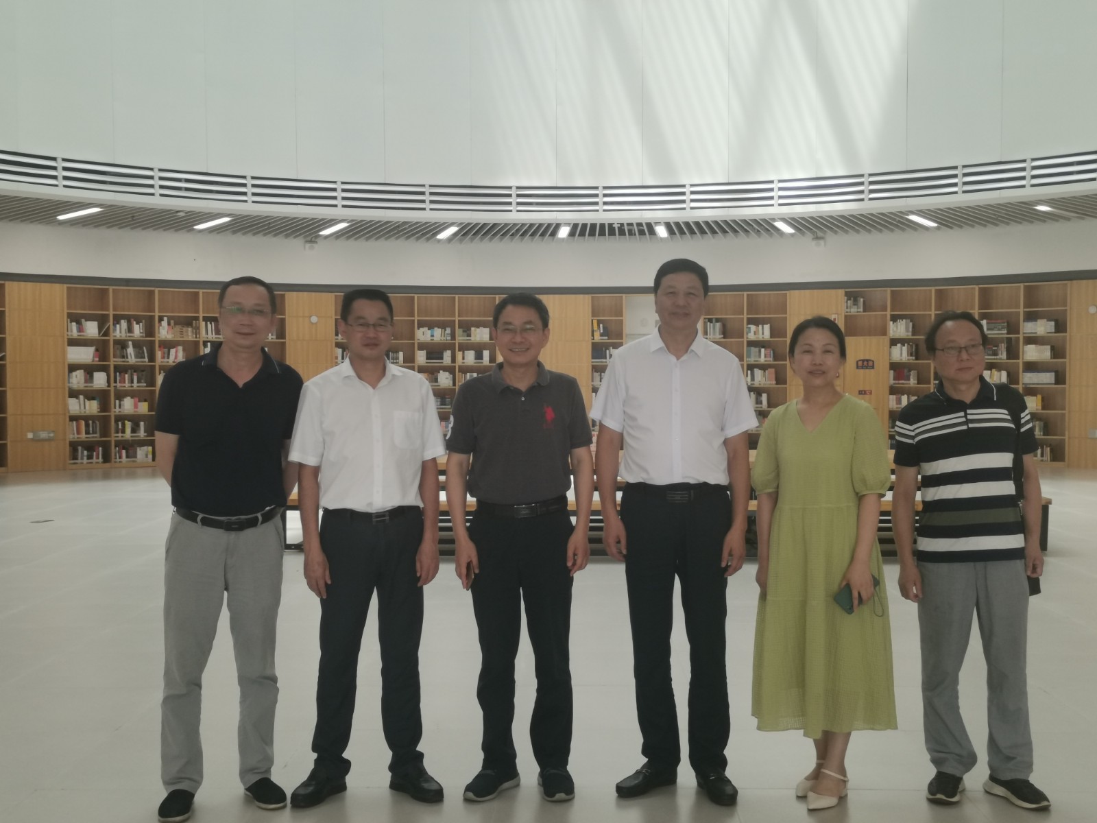 我院黨委書記汪漢新帶隊赴江西陶瓷工藝美術職業技術學院參觀交流