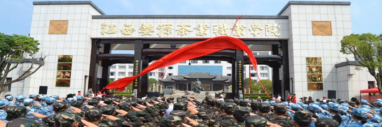 圖2：大門口軍訓圖